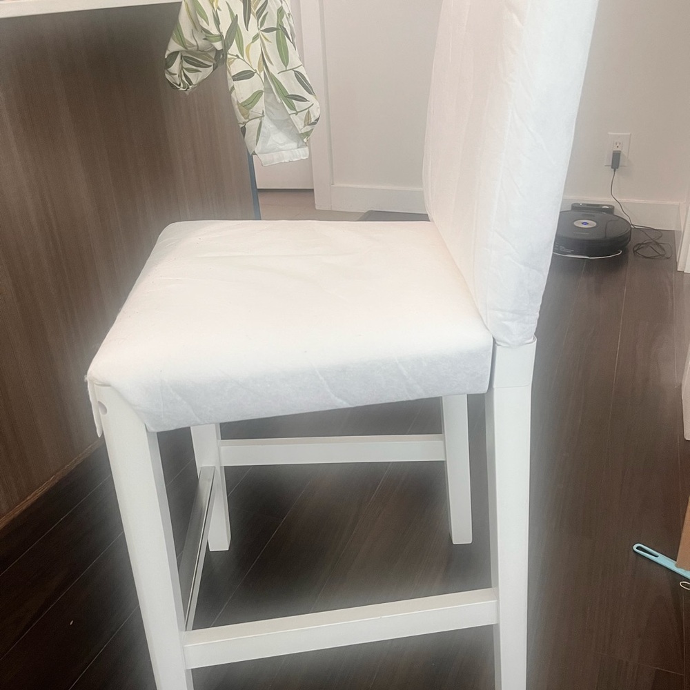 Wood, 3 bar chairs, it's like new